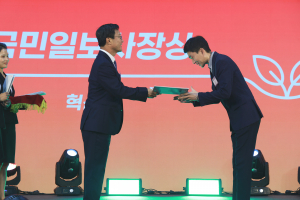 이상민 이노믹스 대표(오른쪽)가 ‘K-스타트업 공모전’ 시상식에서 혁신상(국민일보사장상)을 수상하고 있다(사진=이노믹스)
