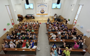 광교종합사회복지관이 어르신의 건강한 여름나기를 위한 초복 행사를 진행하고 있다