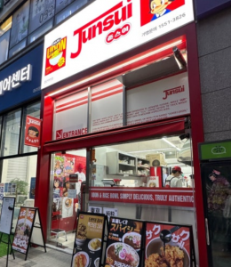 검단신도시의 감각적인 미식 라이프, 준스이(Junsui) 검단아라점. 새로운 도시, 검단신도시의 활기찬 에너지를 담은 준스이 검단아라점은 260호점 운영의 저력을 가진 디에이치엠(DHM Corp.)이 야심 차게 선보이는 프리미엄 공간이다. 깔끔한 인테리어와 정직한 재료를 바탕으로, 신도시 거주민들의 수준 높은 입맛을 충족시키는 ‘정통 우동·카레 브랜드’로 자리매김하고 있다