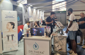 어스랩의 홈케어 뷰티 디바이스 브랜드 닥터테라(DR.THERA) 부스 전경