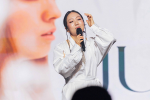 가수 정인이 단독 콘서트 ‘목소리의 시간’에서 열창하고 있다