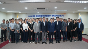 ‘2026년 지방재정분석 현지실사단 발대식’에서 참석자들이 기념사진을 촬영하고 있다. 앞줄