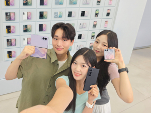 삼성전자 모델이 역대 갤럭시 스마트폰 최다 판매 신기록을 세운 ‘갤럭시 Z 폴드8 울트라·폴드8·플립8’을 소개하는 모습