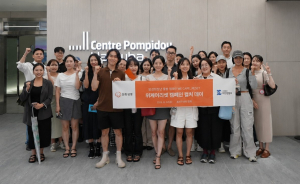대한암협회와 한화생명은 22일 서울 퐁피두센터 한화에서 ‘위케어리셋’ 문화 초청행사를 열고 참가자들과 기념촬영을 진행했다