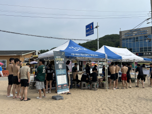 을왕리 해수욕장 일대의 청소년들이 더작은별과 유니버스 체험 부스에 참여하고 있다