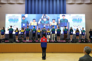 RCY 전국 지사별 단원 대표들이 맹세를 하고있다
