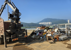 한국영농공공폐자원관리협회가 집중 호우로 피해를 입은 거제시 일원에 대형 크레인 차량을 긴급 지원해 수해 폐기물 복구 작업을 진행하고 있다(제공=한국영농공공폐자원관리협회)