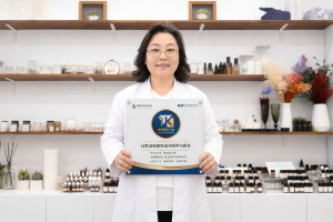 나투라아로마리서치 송영아 대표가 혁신성장형 벤처기업 확인 명패를 들고 기념 촬영을 하고 있다. 나투라아로마리서치는 아로마테라피에 AI를 접목한 개인 맞춤형 플랫폼 ‘CareInSense’의 기술력과 성장 가능성을 인정받아 혁신성장형 벤처기업 확인을 획득했다