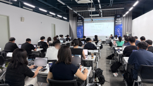 27일 부산관광기업지원센터에서 열린 2026 부산관광스타트업 아카데미 공통교육에서 김재석 랜선스퀘어 대표가 강의하고 있다