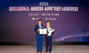 왼쪽부터 안응수 산업통상부 중견기업지원과장, 조정훈 엘앤에프 경영관리본부장