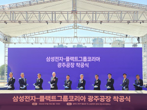 왼쪽부터 삼성전자 김철기 DA사업부장 부사장, 김완표 삼성글로벌리서치 사장, 박승희 CR 담당 사장, 플랙트그룹 토비아스 케텔레 CFO, 삼성전자 노태문 DX부문 대표이사 사장, 민형배 전남광주통합특별시장, 안도걸 전남광주통합특별시당 위원장이 21일 삼성전자 광주사업장...