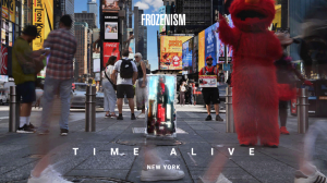 뉴욕 타임스퀘어에서 선보인 성서(Sung Suh) 작가의 Frozenism. 작품과 장소, 시간, 관객의 관계를 하나의 경험으로 연결하며 전시 공간을 넘어 도시로 창작 영역을 확장했다(© Sung Suh / Frozenism)