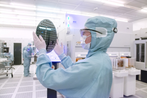 EV Group은 NILPhotonics® 역량 센터 및 이종 집적화 역량 센터(Heterogeneous Integration Competence Center™)를 기반으로 광범위한 웨이퍼 본딩, 나노임프린트 리소그래피 및 박형 웨이퍼 공정 기술 포트폴리오를 통해 차세대 코패키지드 옵틱스(CPO)의 핵심 제조 과제를 해결한다. 이들 시설을 통해 고객과 파트너는 새로운 제품 설계와 제조 공정을 개발·최적화·검증한 후 대량생산으로 전환할 수 있다(출처: EV Group)