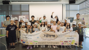 오룡골목상권발전소에서 프로그램 운영 관계자와 참여 어린이들이 기념촬영을 하고 있다