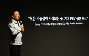 기아 PBV 생산 허브 테크 데이에서 오토랜드 화성 공장장 소득영 전무가 발표하고 있다