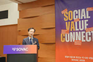 사회적가치연구원 나석권 대표이사가 22일 ‘2026 대한민국 사회적가치 페스타’에서 AI 기반 CSR 측정·평가 플랫폼 ‘SEE SV’를 소개하며 인사말을 하고 있다
