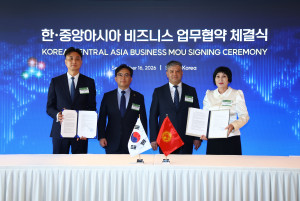 베스트텍과 DEMILGE.KG 관계자가 MOU 체결 후 주요 참석자들과 함께 기념촬영을 하고 있다