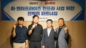 이엠텍아이엔씨와 덱스터스튜디오 대표 및 주요 관계자들이 AI, 데이터 인프라 사업 확대를 위한 전략적 파트너십을 체결한 후 기념촬영을 하고 있다. 왼쪽부터 덱스터스튜디오 강종익 공동대표, 김욱 공동대표, 이엠텍아이엔씨 서영식 대표, 이종호 부대표(사진=이엠텍아이엔씨)