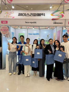 지난달 25일 서울 동대문디자인플라자에서 열린 ‘2026 서울뷰티위크’에서 방한 중인 베트남 뷰티 크리에이터들이 페이스리퍼블릭 부스를 방문했다