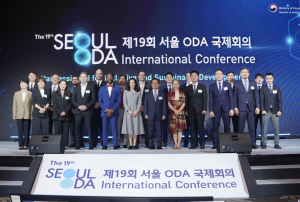 외교부와 코이카(KOICA·한국국제협력단)가 18일 여의도 콘래드 서울 호텔에서 ‘포용적이고 지속 가능한 개발을 위한 AI’를 주제로 공동 주최한 ‘제19회 서울 ODA 국제회의’에서 김진아 외교부 제2차관(왼쪽에서 여섯 번째), 김동호 코이카 이사장 직무대행(왼쪽에서 일곱 번째), 랜드리 시녜 썬더버드 국제경영대학원 교수(왼쪽에서 다섯 번째)를 비롯한 주요 인사들이 기념 촬영을 하고 있다