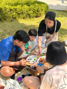 지난 6월 청라호수공원에서 열린 인천서해구문화재단 ‘에코-아트놀이터’ 4회차 ‘계절을 섞다:자연의 팔레트’에 참여한 가족이 자연과 색을 주제로 프로그램에 참여하고 있다