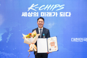 박광선 어플라이드 머티어리얼즈 코리아 대표가 ‘제19회 반도체의 날’ 기념식에서 산업포장을 수훈한 뒤 기념촬영을 하고 있다