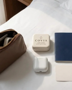 코비아(COVIA)가 무선 이어폰 케이스에서 착안해 직접 설계한 휴대용 레티놀 캡슐 케이스(연출 이미지)