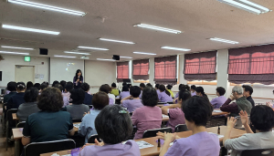대구가톨릭요양원에서 직원 대상 힐링 아로마테라피를 진행하는 국제아로마테라피임상연구센터 최승완 교수