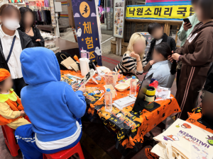 안성맞춤시장 ‘오싹야시장’ 체험존에서 어린이 방문객이 할로윈 페이스페인팅에 참여하는 모습