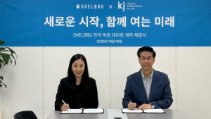 하이브코리아 박주현 대표와 기정인터내셔날 권태자 대표가 독점수입원 계약에 서명하기 전에 기념 촬영을 하고 있다
