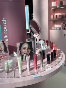 루마니아 Skinguru 백화점 팝업