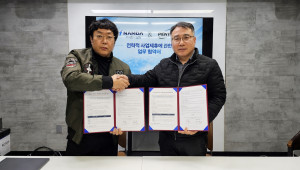왼쪽부터 남다 안동연 대표이사와 팬택이엠에스 김영수 사장이 10월 29일 LiveKey 기반 Secure Device 공동사업을 위한 전략적 업무협약(MOU) 체결 후 기념촬영을 하고 있다