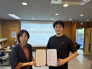 청강문화산업대학교 만화콘텐츠스쿨 양혜림 원장(왼쪽)과 소라지마 마에다 쥬로 공동대표가 산학협력 업무협약 체결 후 기념 촬영을 하고 있다