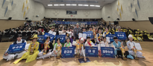 ‘제33회 전국청소년전통문화경연대회’ 참여자들이 단체사진을 촬영하고 있다