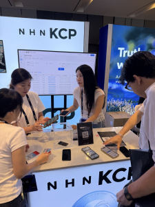 9월 30일 서울 워커힐 호텔앤리조트에서 열린 ‘KBW2026’ NHN KCP 부스에서 참관객이 원화 스테이블코인 결제 시연을 체험하고 있다