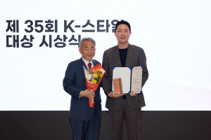 리빌더AI 이태민 최고전략책임자(CSO, 오른쪽)가 ‘제35회 2026 K-스타일 대상’에서 AI 플랫폼 부문 대상을 수상한 후 기념사진을 촬영하고 있다