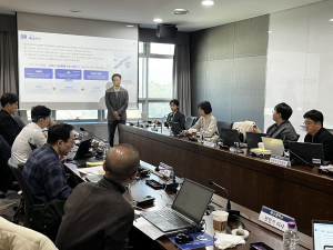 경기창조경제혁신센터 창업도약패키지 참여기업인 파라피에이 양영구 대표가 발표를 진행 중이다